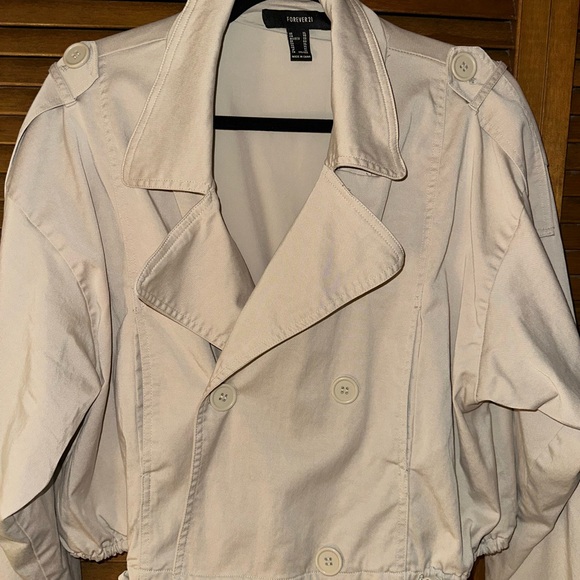 Cropped Trench Coat - Picture 3 of 5